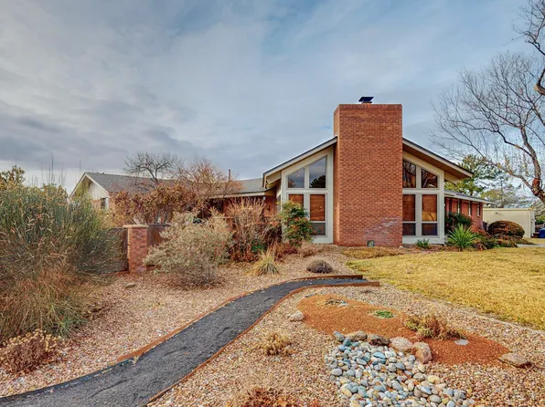 9308 Avenida De La Luna NE, Albuquerque, NM 87111
