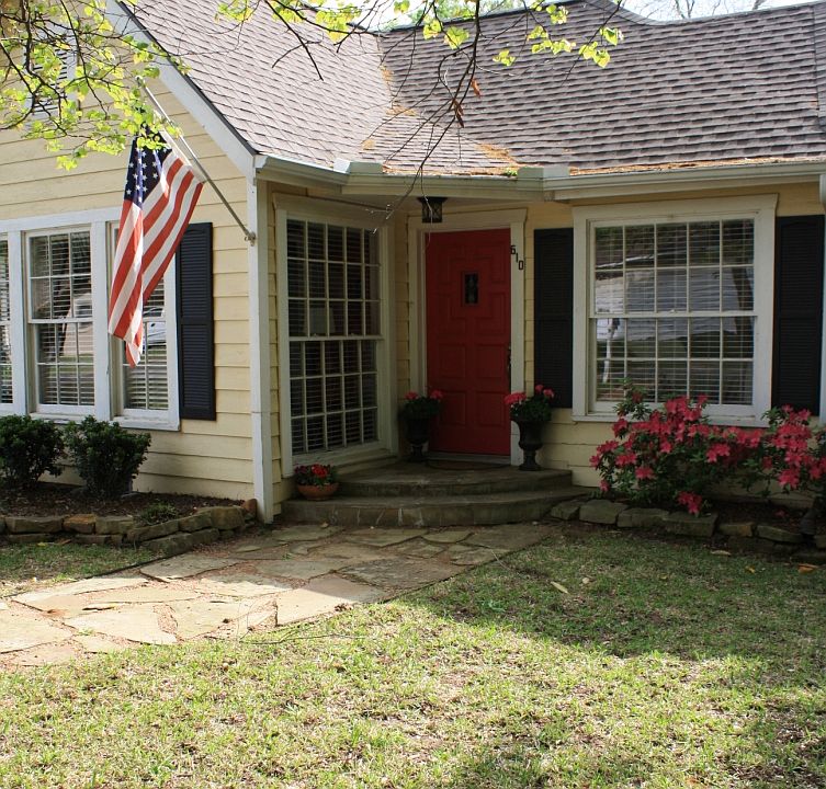 2nd image of 610 Live Oak St