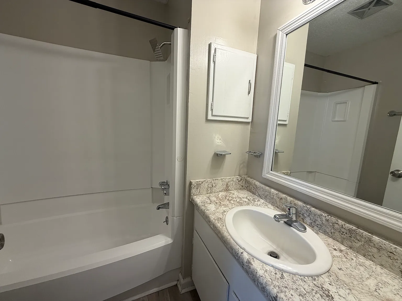 2 bed, 1.5 bath, 864 sqft, $990 — Photo 4