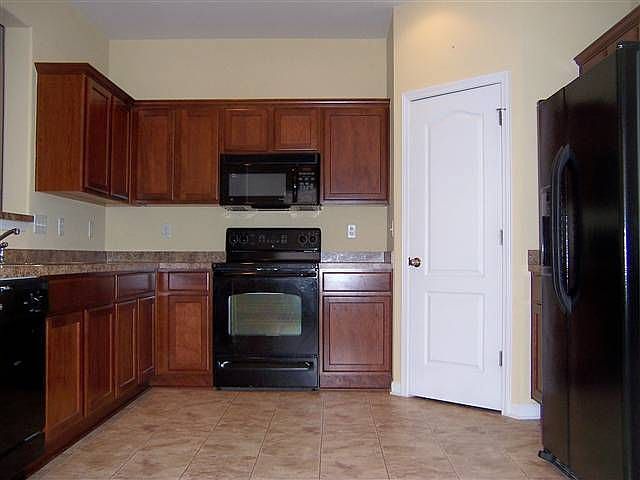 Kitchen w/ Pantry