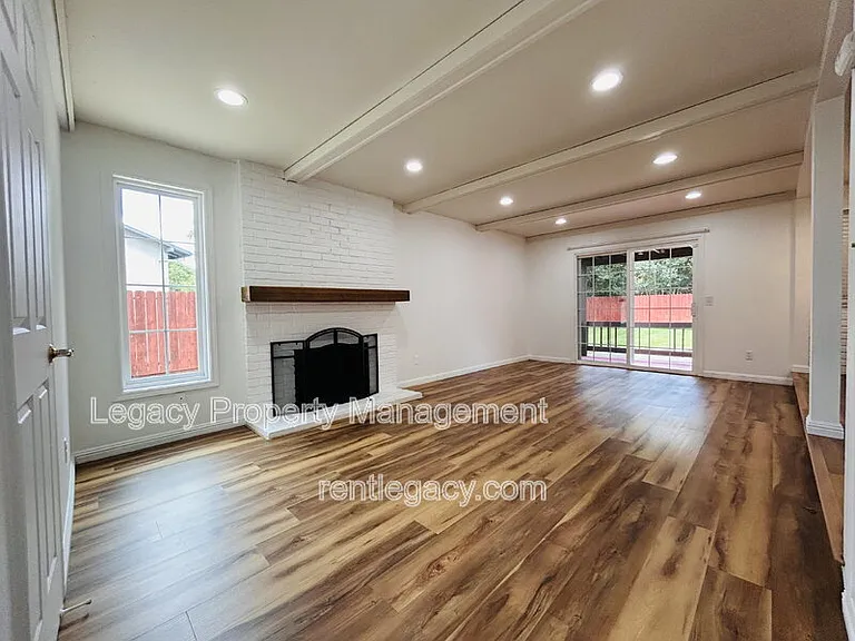 493 Dahlia St — Photo 10