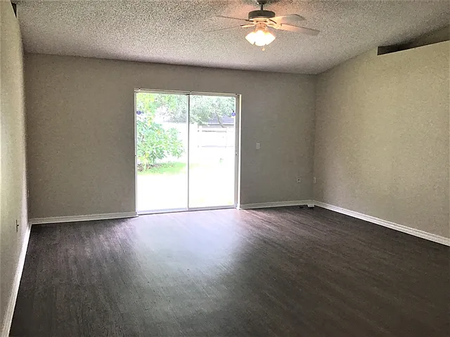 3 bed, 2.0 bath, 1260 sqft, $2,240 — Photo 4