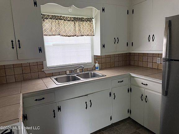 4th image of 210 Holly Dr