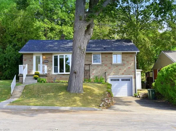 24 Delsey St, Dundas, ON L9H 1S1