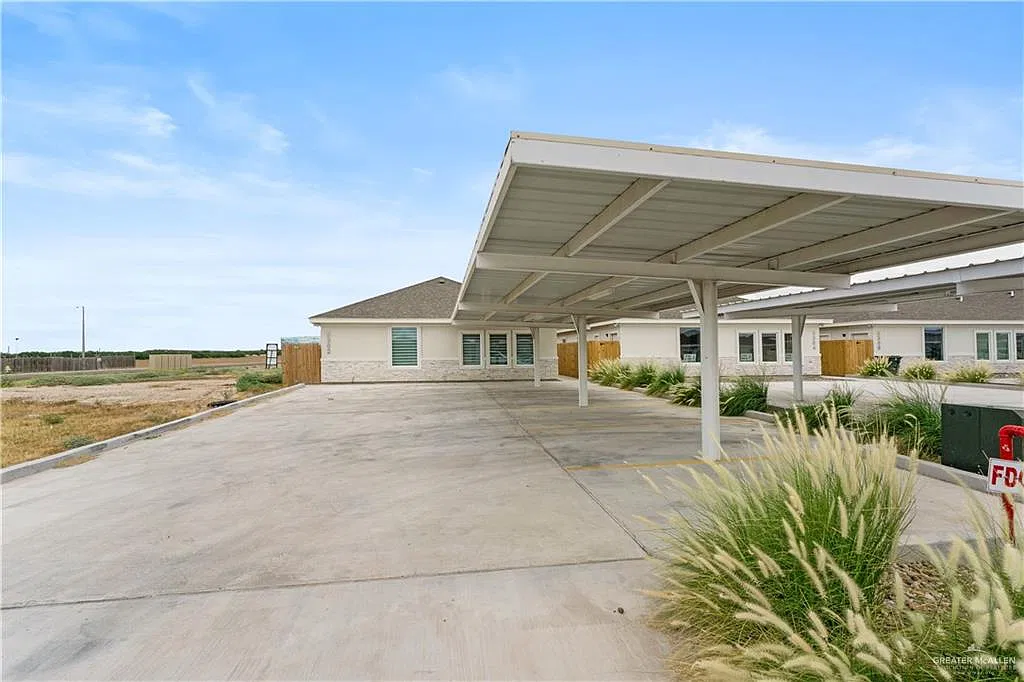 2 bed, 1.0 bath, 2485 sqft, $1,600 — Photo 1