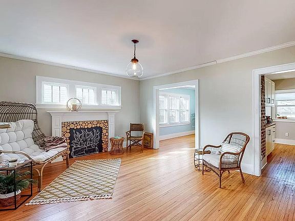 3rd image of 903 2nd St NW