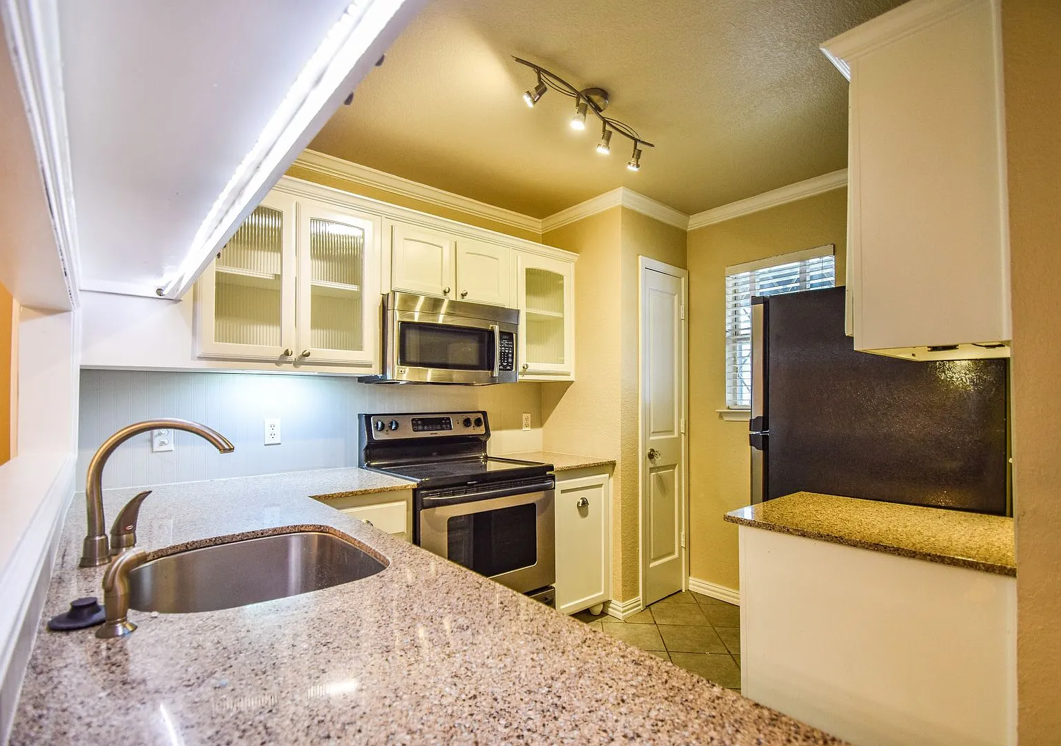 Beautifully crafted 2-1 home in the Euless area. — Photo 4