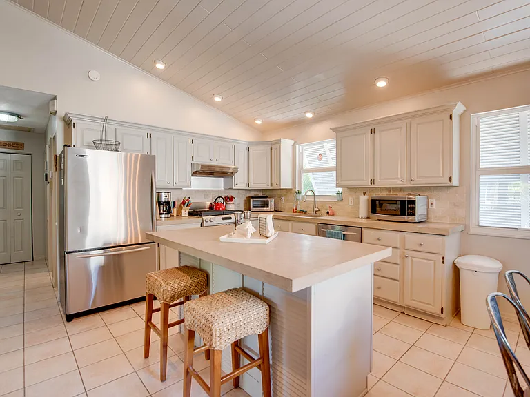 1161 Coates Ln — Photo 7