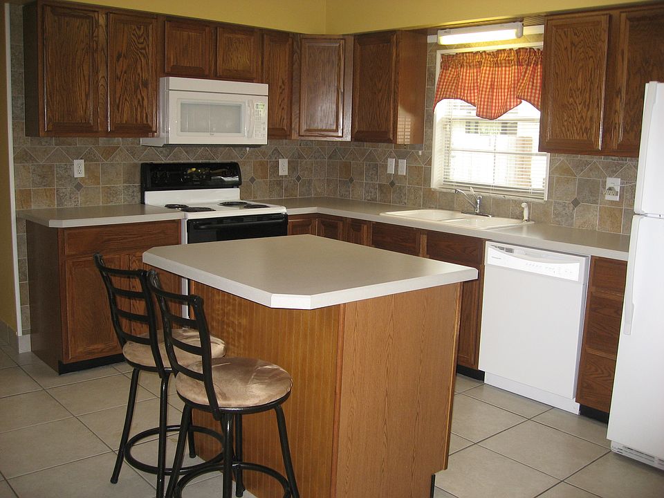 KITCHEN WITH ISLAND BAR 