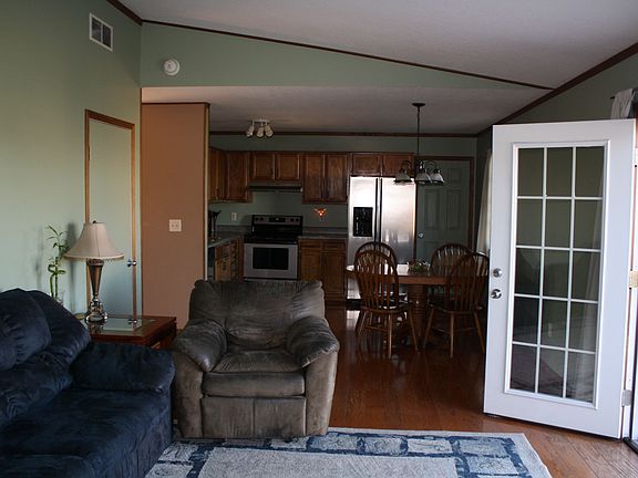 Open floorplan Family room, dining & kitchen