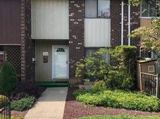 1560 Creekside Rd, Whitehall, PA 18052