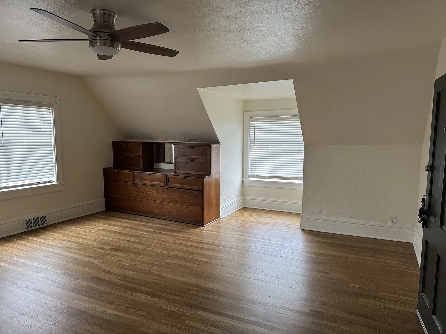 Studio, 800 sqft, $1,075 — Photo 3