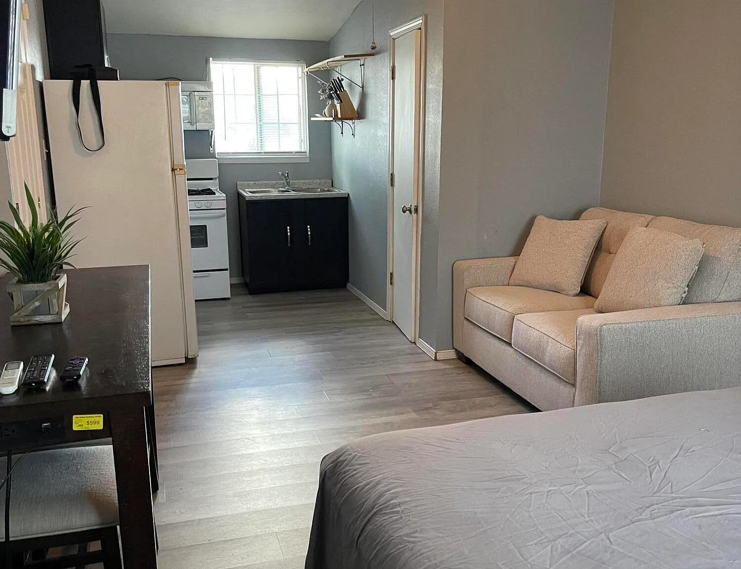 Studio, 1.0 bath, 450 sqft, $850 — Photo 2