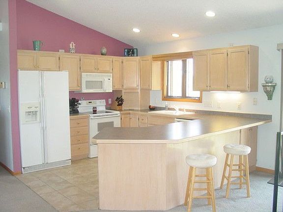 Open vaulted kitchen w/Maple