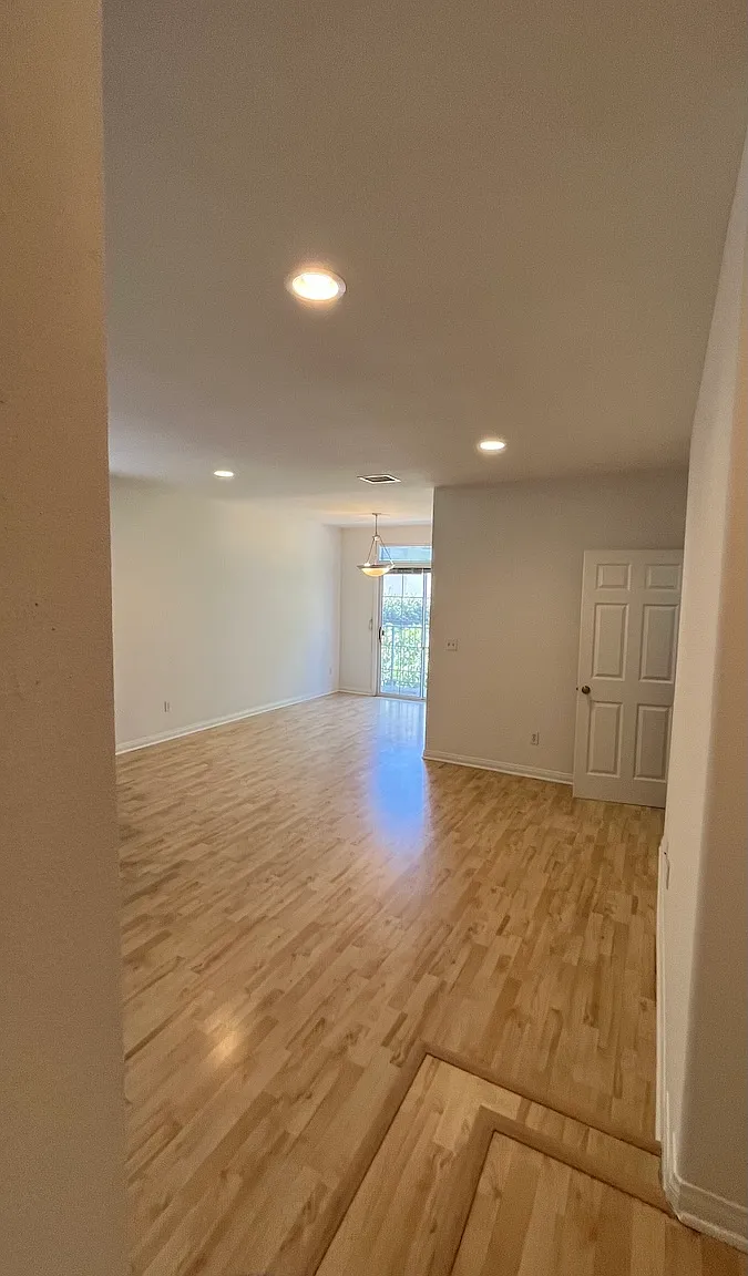 2 bed, 864 sqft, $3,500 — Photo 2