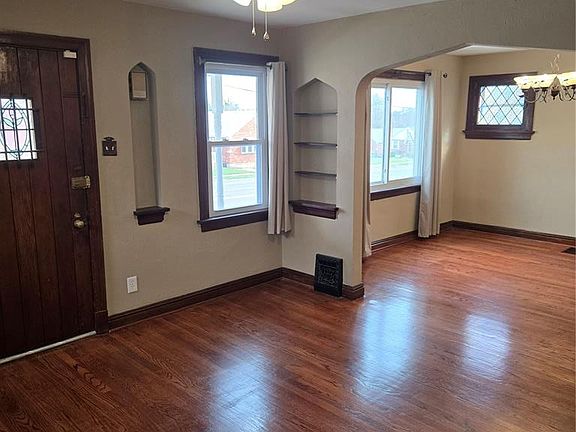 5th image of 9337 Mackenzie Rd