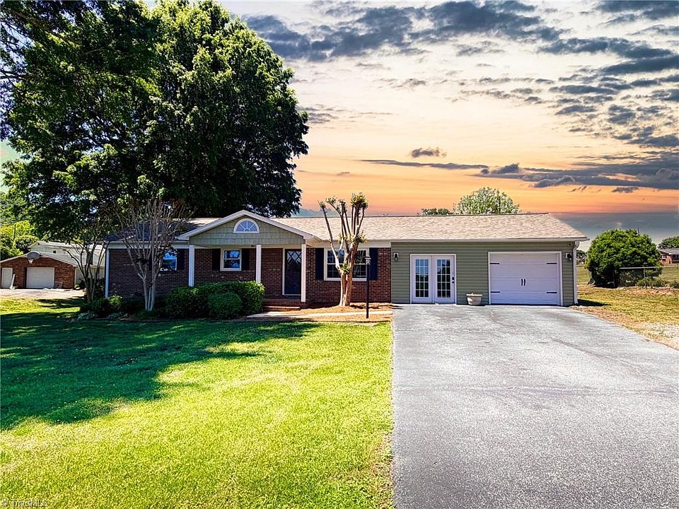1st image of 3216 Country View Rd