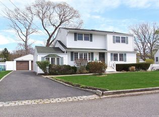 17 Gregory Dr, Ronkonkoma, NY 11779