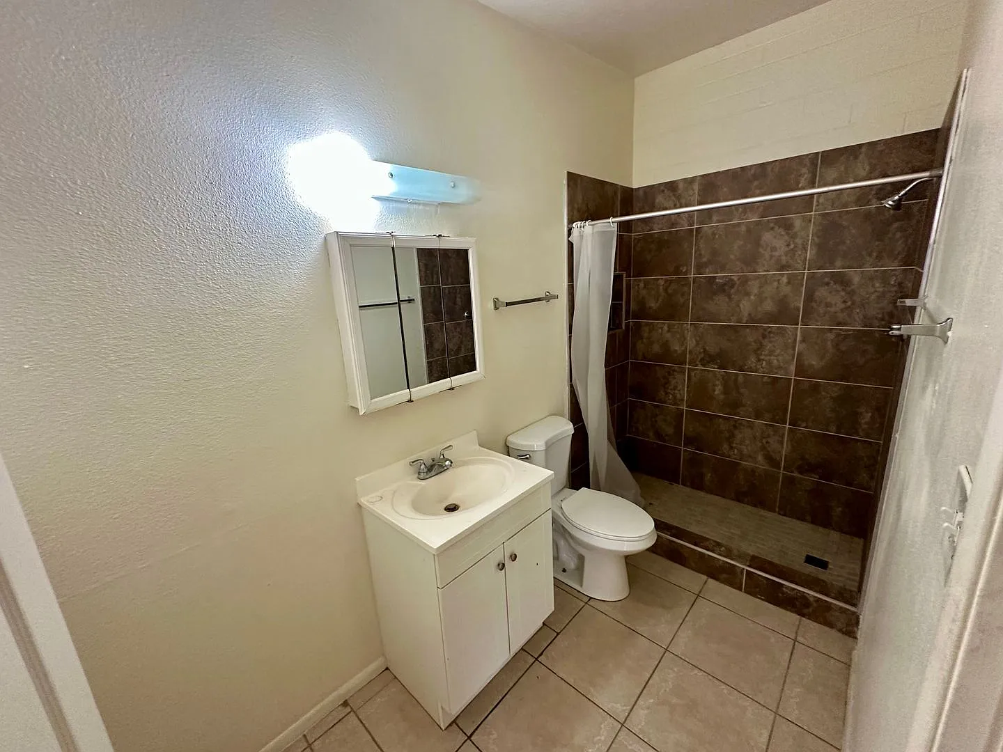 835 W 3rd 835 W 3rd St (330 S Carney Ave) — Photo 2