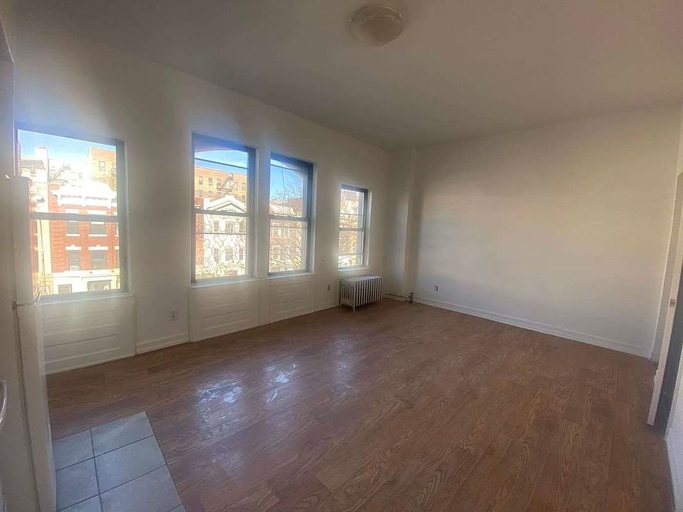 1st image of 354 Parkside Ave #3A