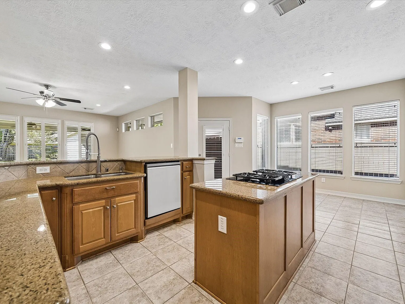 4 bed, 3.5 bath, 3271 sqft, $3,900 — Photo 2