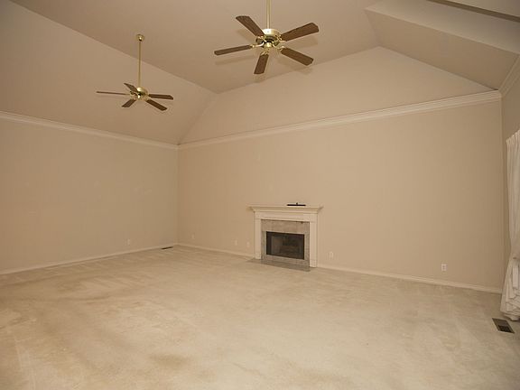 Great Room (26 x 18)