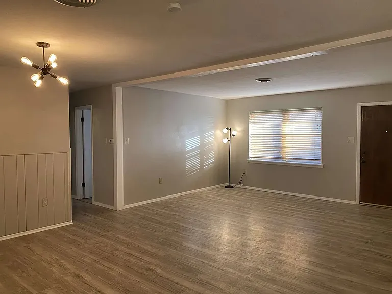 4604 Mercedes Dr — Photo 3