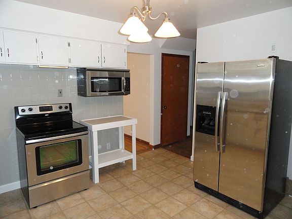Updated kitchen /w/SS appliances