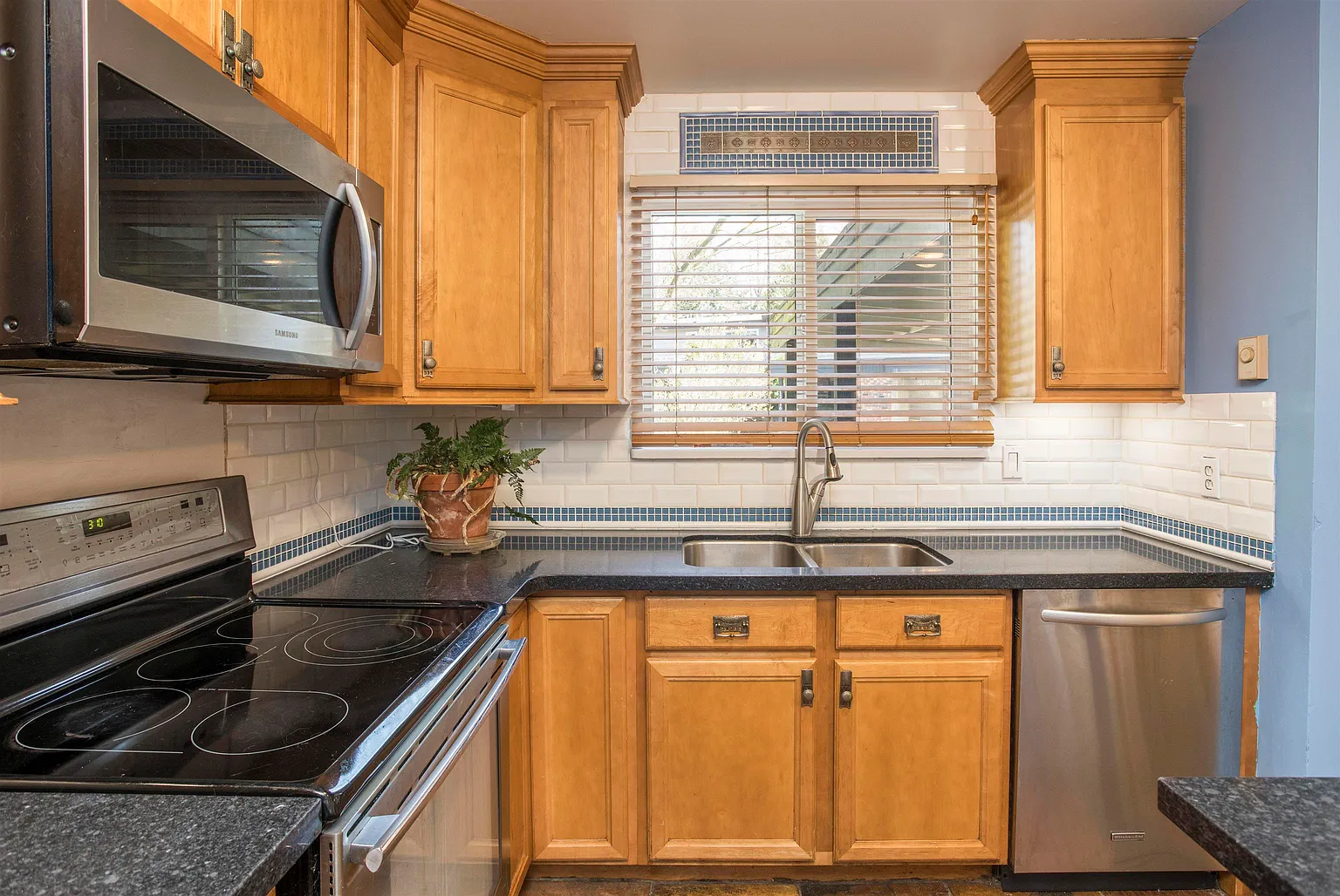 12101 Schmidt Cres #1 photo 1
