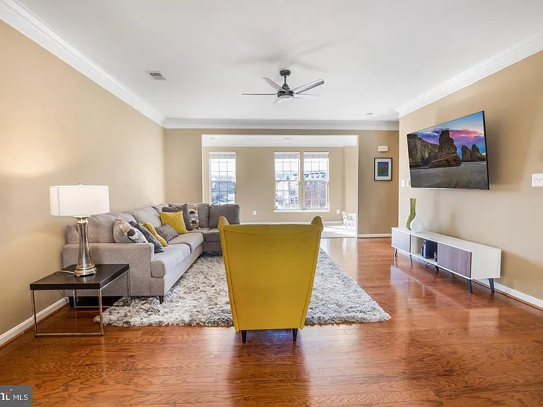 7969 Crescent Park Dr — Photo 3