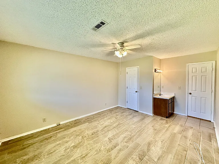 1320 W Linden St — Photo 8