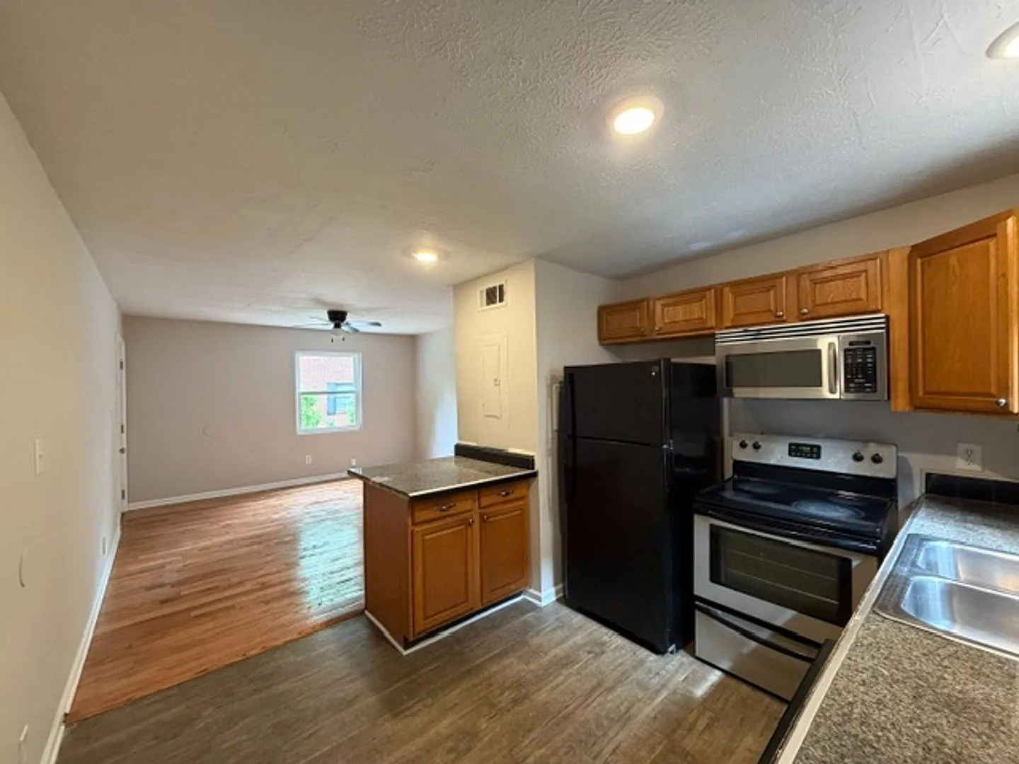 Room in 2 Bedroom Home in West End — Photo 4
