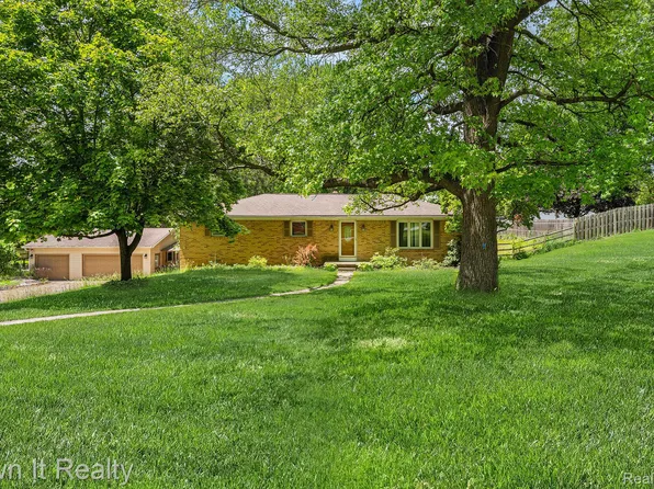 6615 Sandywell Dr, Temperance, MI 48182