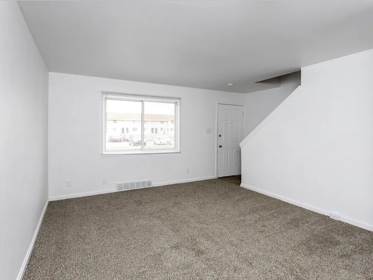 Colonial Manor Apartments — Photo 11