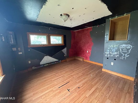 4th image of 212 James Ave
