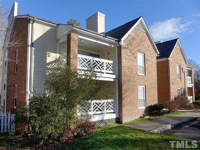 1005 Kingswood Dr — Photo 1