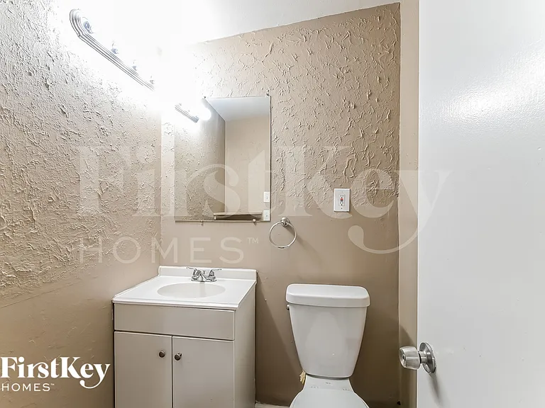 805 Robinwood Dr — Photo 16