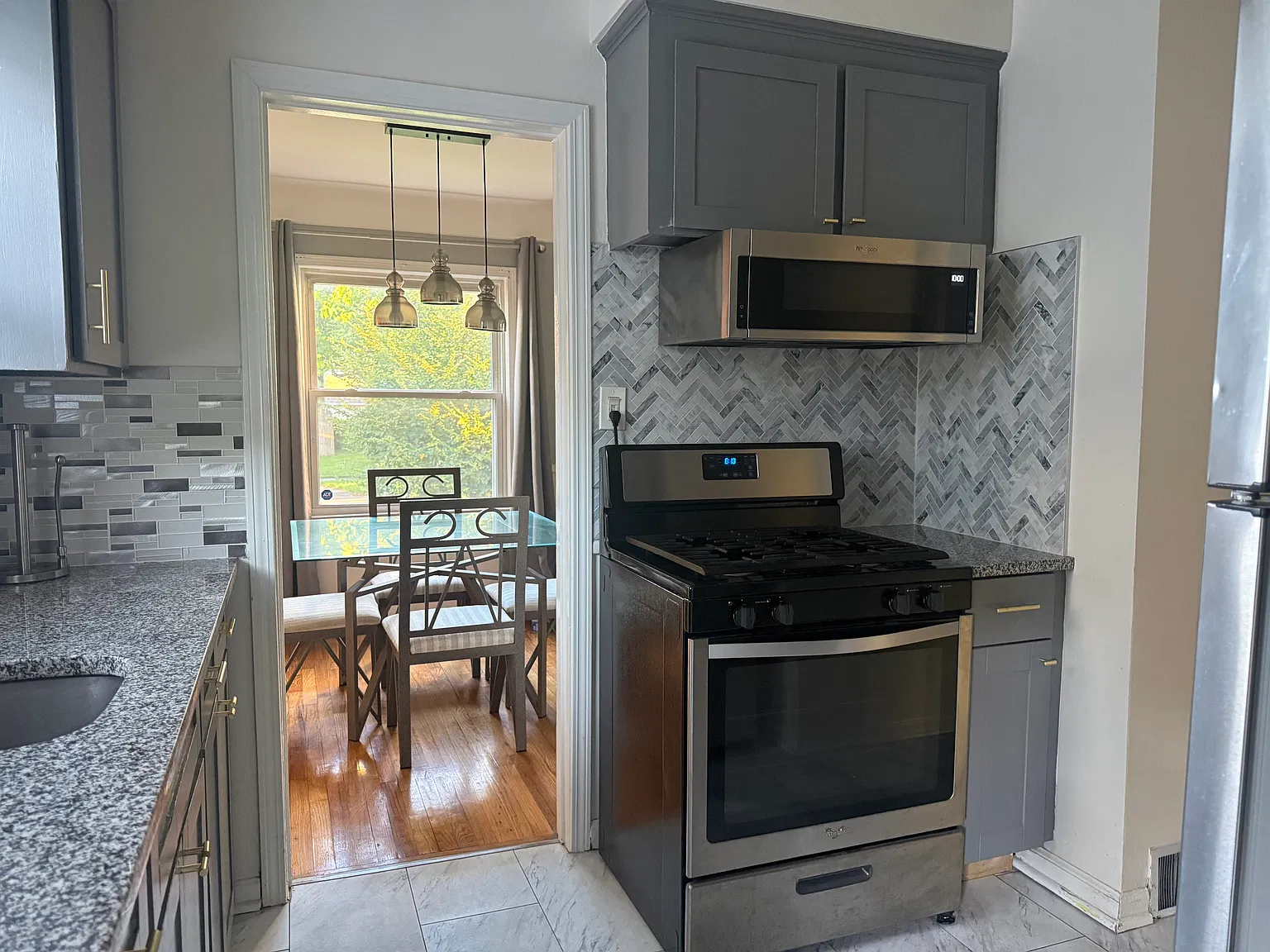 3 bed, 1.5 bath, 980 sqft, $2,200 — Photo 2