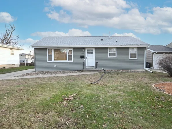 1461 40th St NE, Cedar Rapids, IA 52402