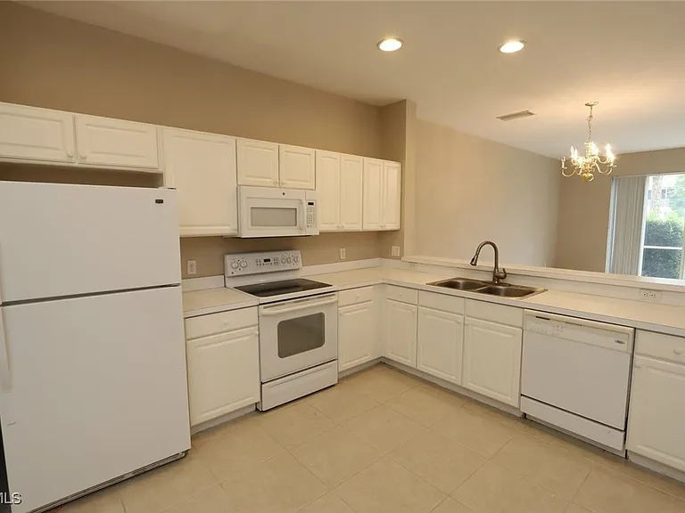 1172 Oxford Ln #27 — Photo 2