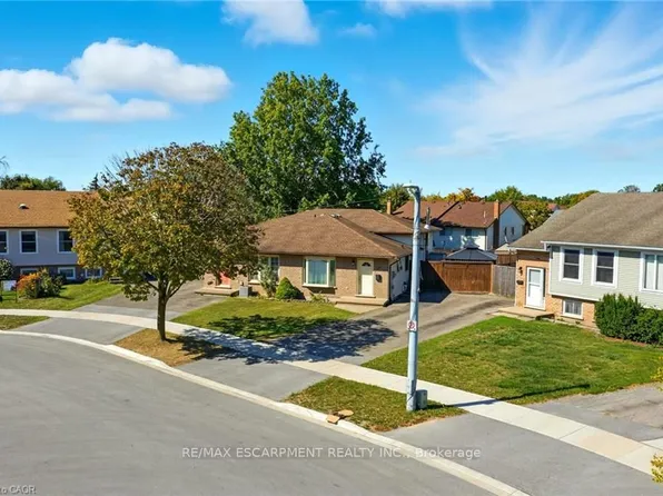 30 Rainbow Ct, Welland, ON L3C 6R4