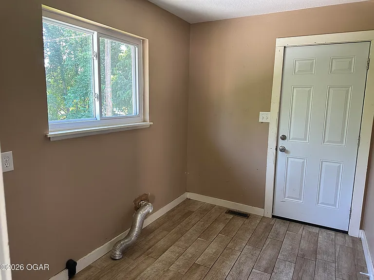 1229 Reid Rd — Photo 6