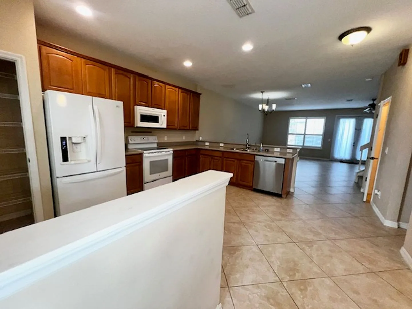 Included In Rent-Water & Electricity! Move In Now! Fantastic 3x2.5 With 2 Car Garage!! — Photo 2