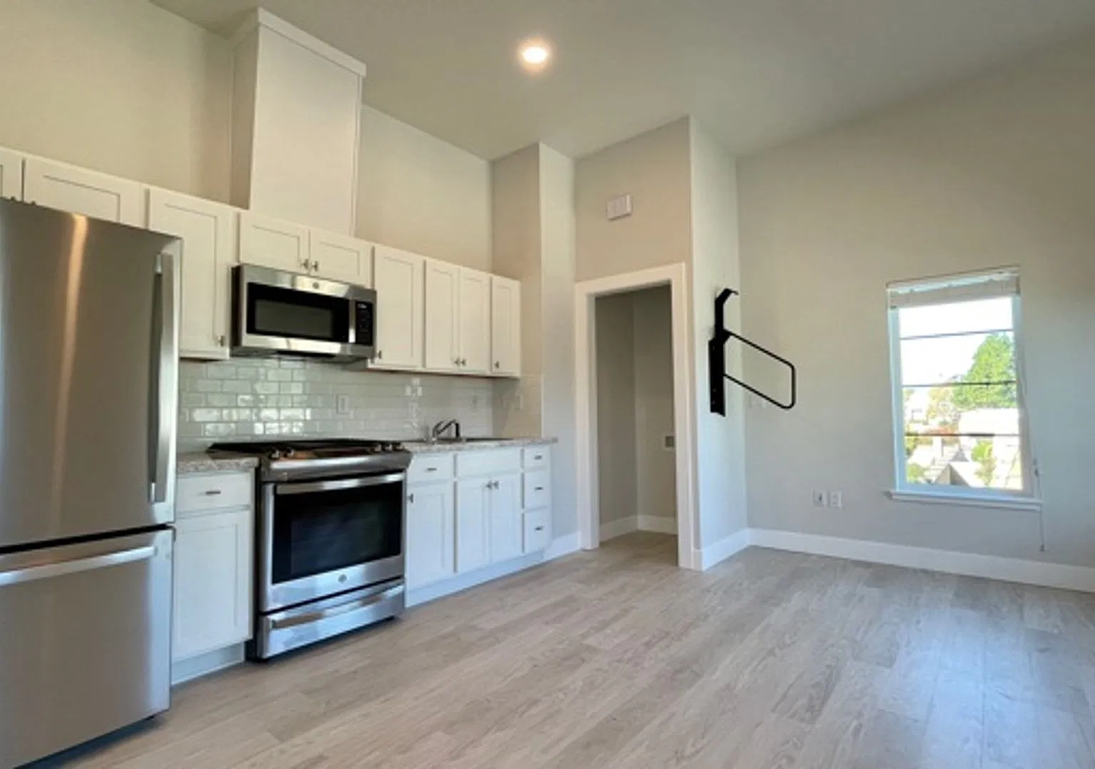 Premium Corner Apartment in the Brand New Construction Ironworks Building with Air Conditioning — Photo 1