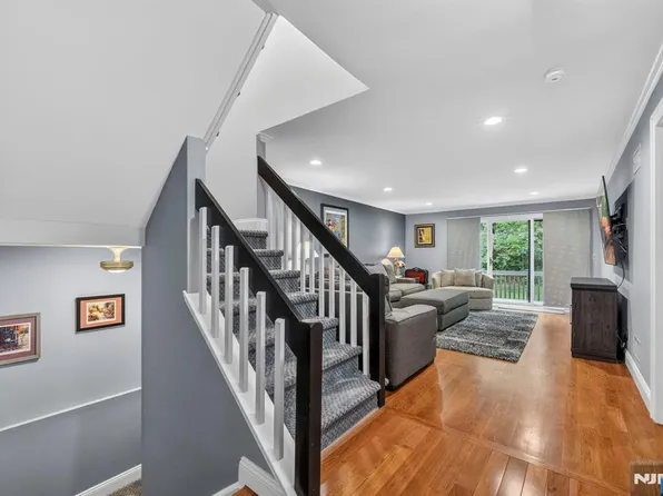 69 Peach Hill Ct, Ramsey, NJ 07446