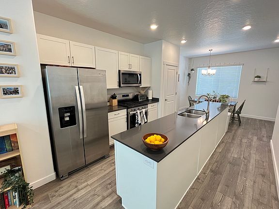 5th image of 1061 E Waterway Ln