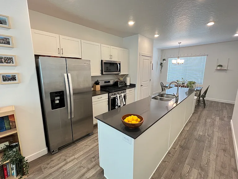 1061 E Waterway Ln — Photo 5