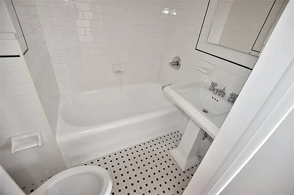 Rented by Manhattan Realty Group | media 8