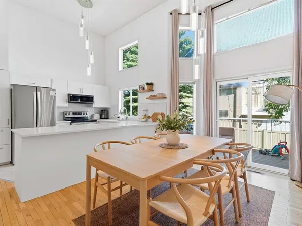 16 W Kingsland Ct SW, Calgary, AB T2V 0S2