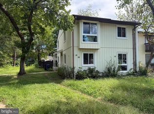 28 Howard Pl, Sterling, VA 20164
